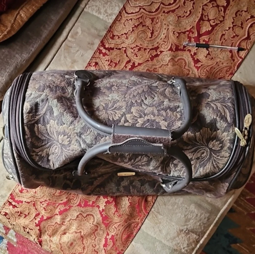 FINALCHANCE Needlepoint duffle exc condition Carry-on Tapestry Collectible